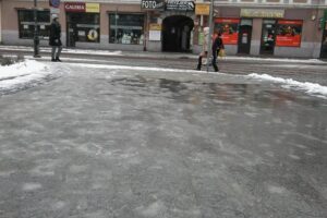 Idealne buty na oblodzone chodniki – Jak uniknąć upadków zimą?