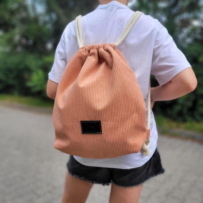 Szyjemy z pasją: jak uszyć wygodny worek plecak z praktyczną kieszonką