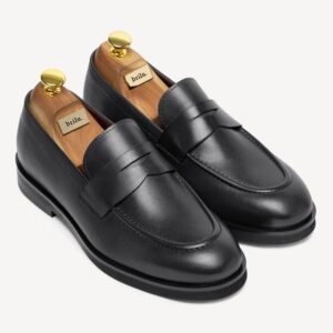 Jakie buty pasują do granatowego garnituru męskiego? Praktyczne porady stylistyczne.