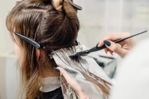 Jak wybrać idealną farbę do farbowania włosów na blond?