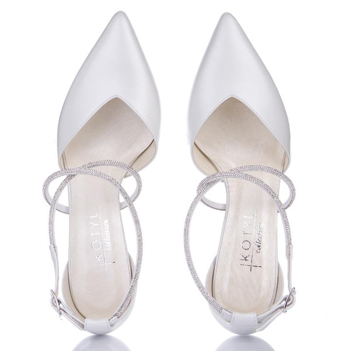 Stylizacja z białą suknią