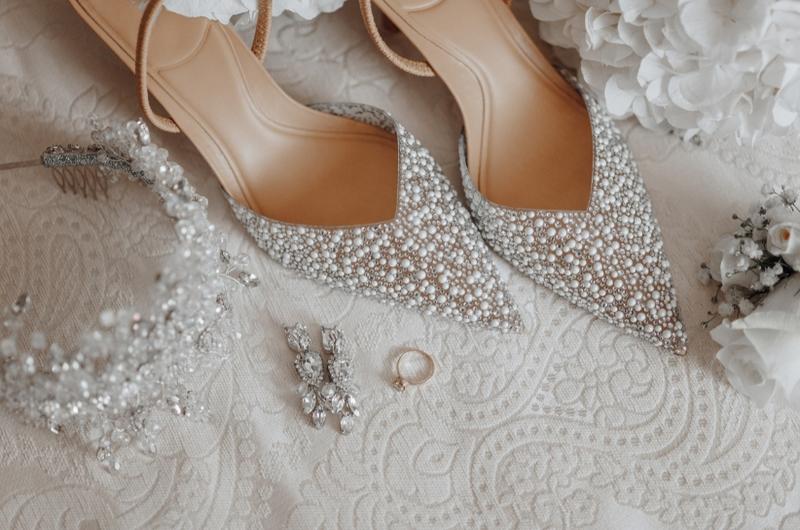 Jakie buty do białej sukienki ślubnej wybrać, aby dopełnić stylizację?