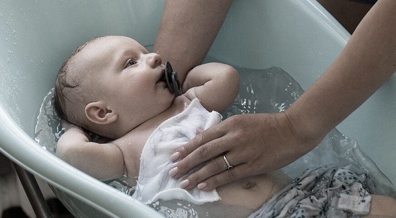 Kąpiel noworodka: jakie kosmetyki wybrać, aby zadbać o delikatną skórę?