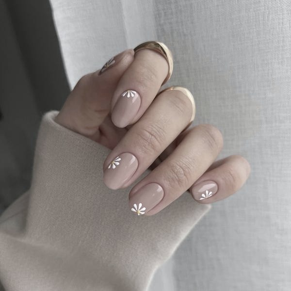 Paznokcie żelowe czy hybrydy – co wybrać dla idealnego manicure?